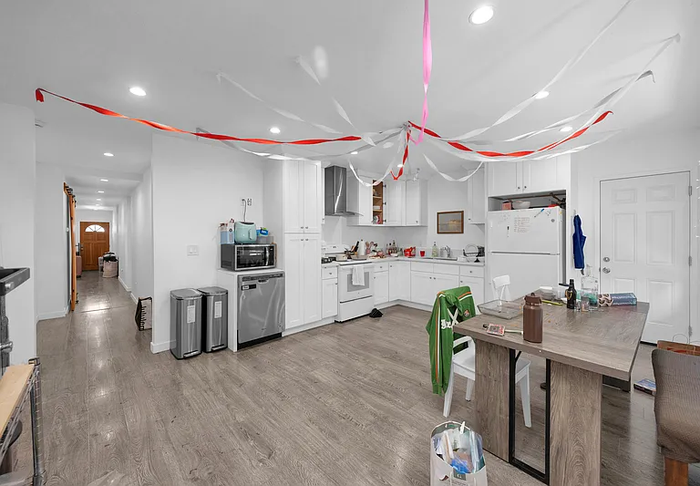 570 N Cambridge St — Photo 1