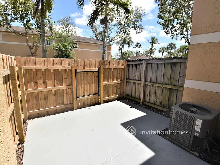 9489 Palm Cir N #9489 — Photo 11
