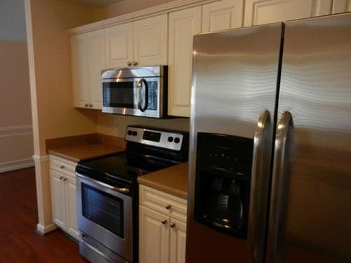 5th image of 146 Hayesbury Ct