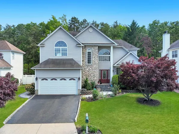 33 Peachtree Court, Holtsville, NY 11742
