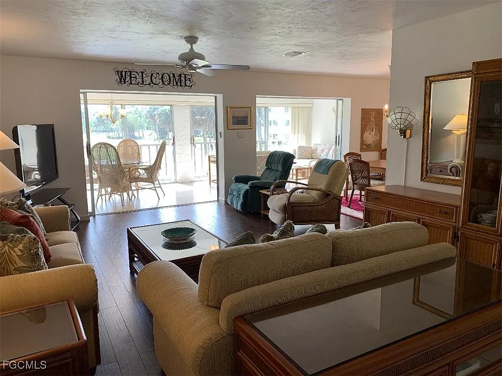 2 bed, 2.0 bath, 1378 sqft, $2,200 — Photo 3