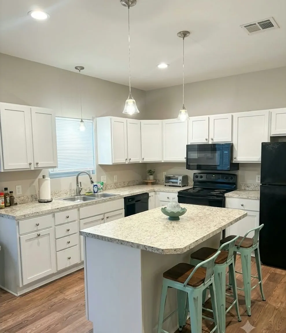 3 bed, 1600 sqft, $2,600 — Photo 3