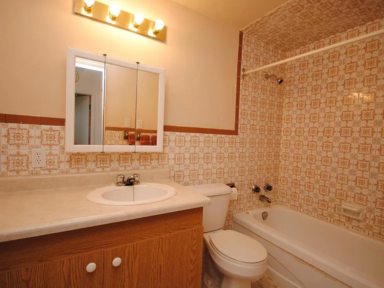 2583 King St E — Photo 8