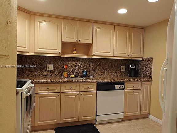 4th image of 825 Brickell Bay Dr APT 841