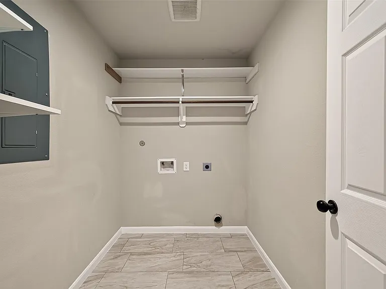 4302 Hirsch Rd #B — Photo 13