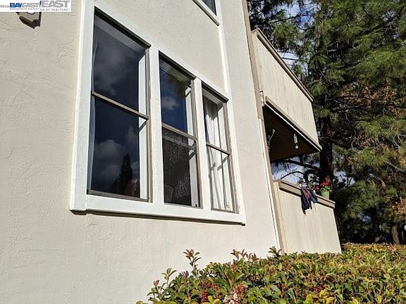 5th image of 395 Camelback Rd APT 2