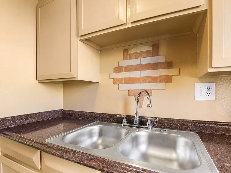 Camelot Apartments — Photo 36