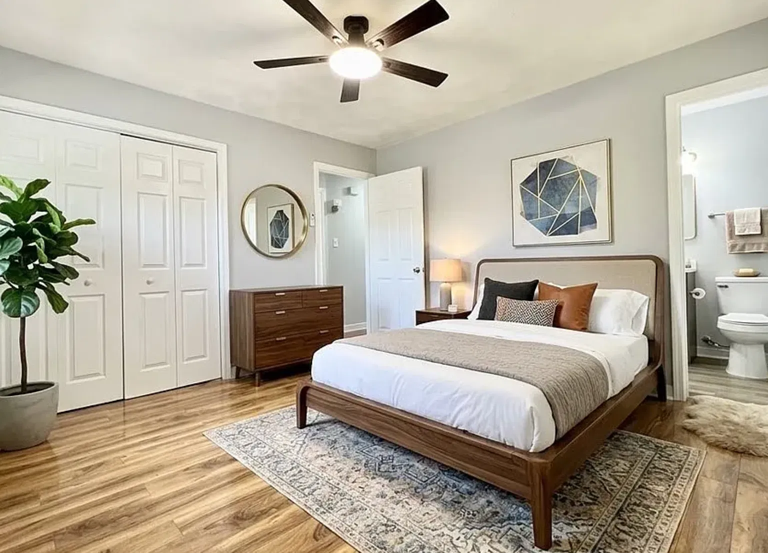 3 bed, 1.5 bath, 1040 sqft, $2,300 — Photo 3