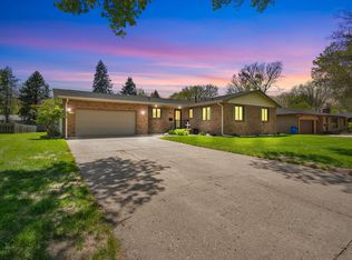 941 Crestview Dr, Vermillion, SD 57069