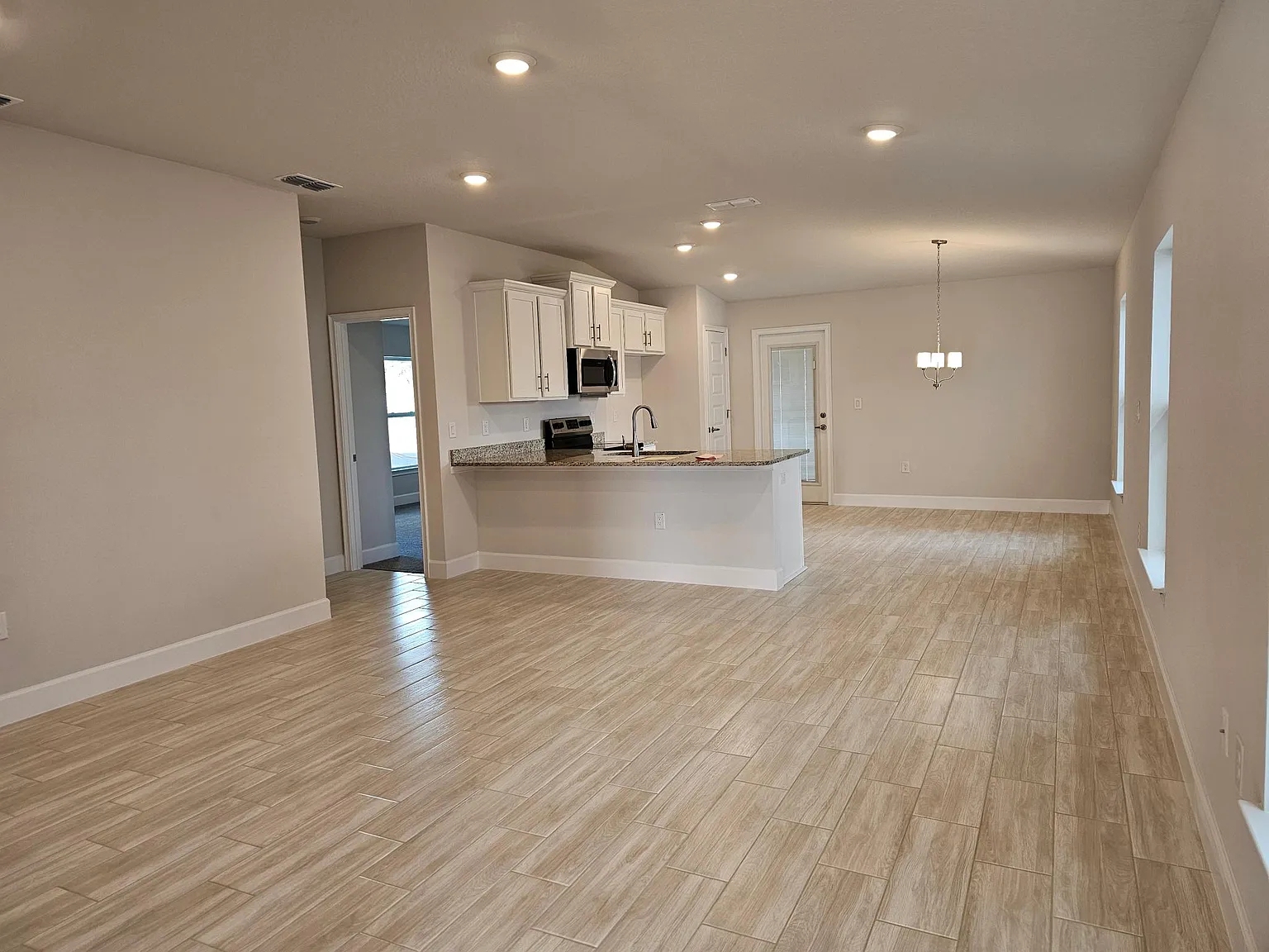 3 bed, 1415 sqft, $1,950 — Photo 3