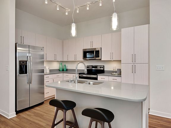 L-Shaped Kitchen w/ Island