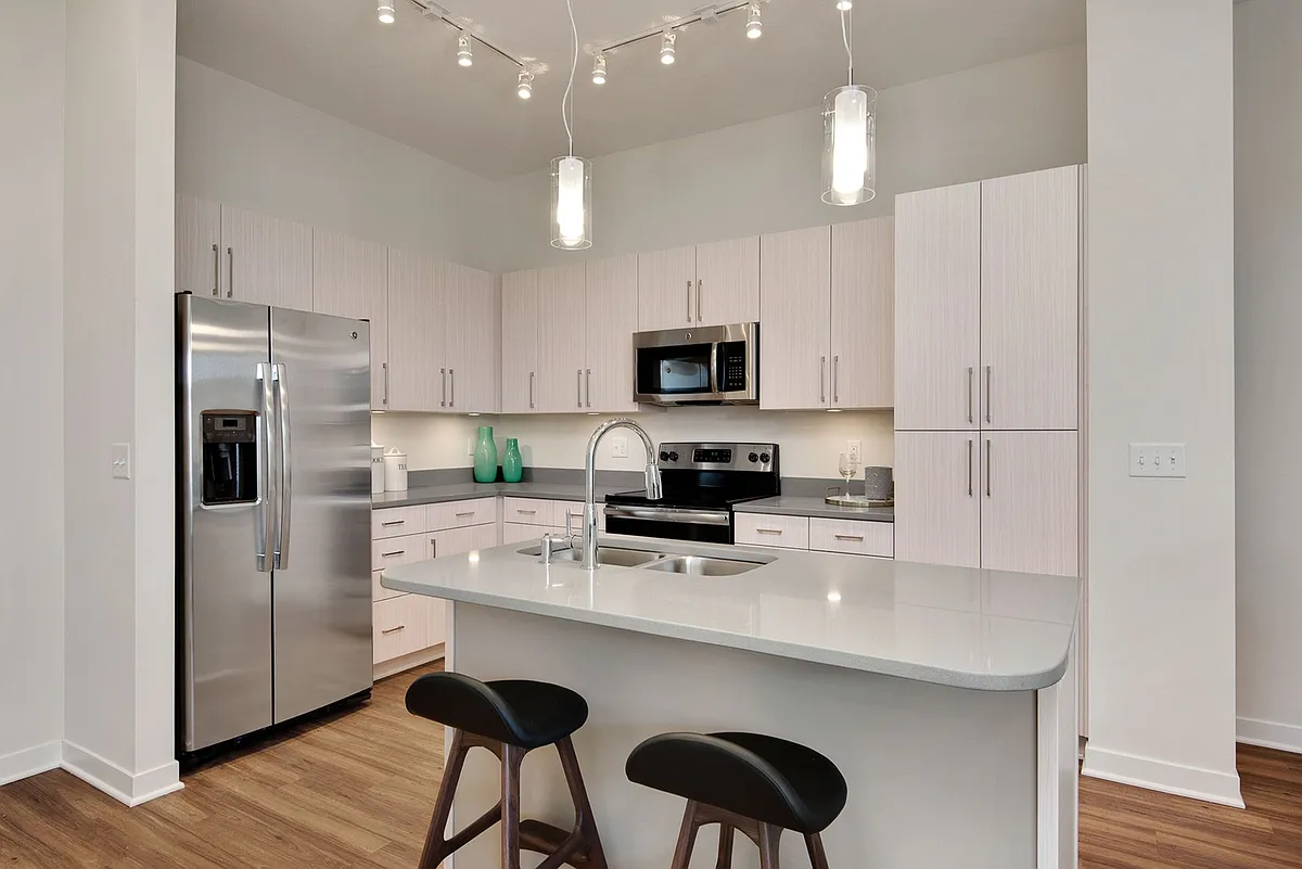 L-Shaped Kitchen w/ Island - Avenue 80