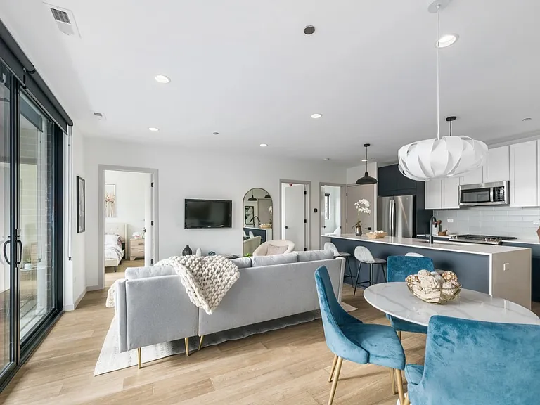 514 W Arlington Pl #801 — Photo 1