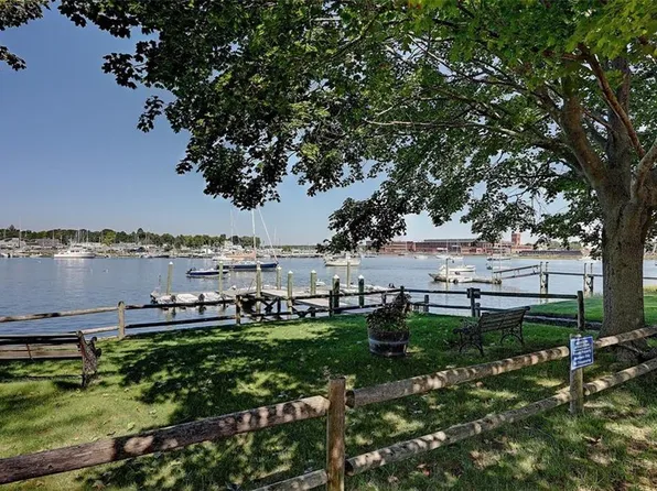 2 Woollett Ct, Barrington, RI 02806