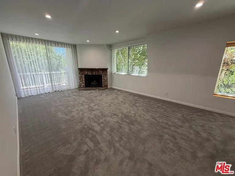 14315 Riverside Dr #210 — Photo 2