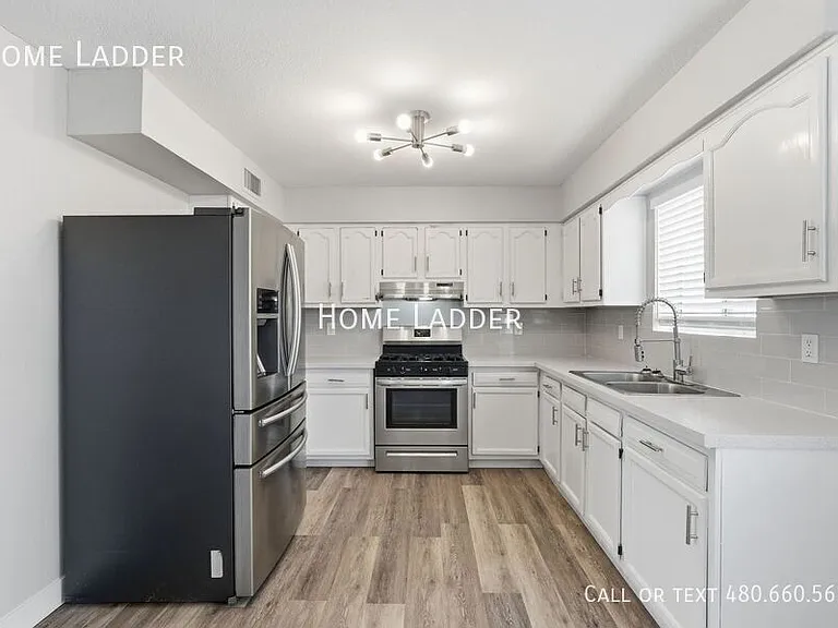 1125 E 1st St — Photo 7