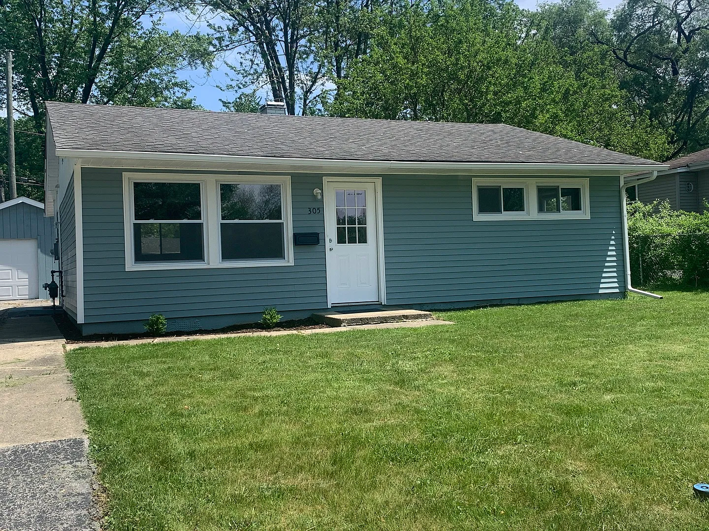 305 Tiverton Ln photo 1