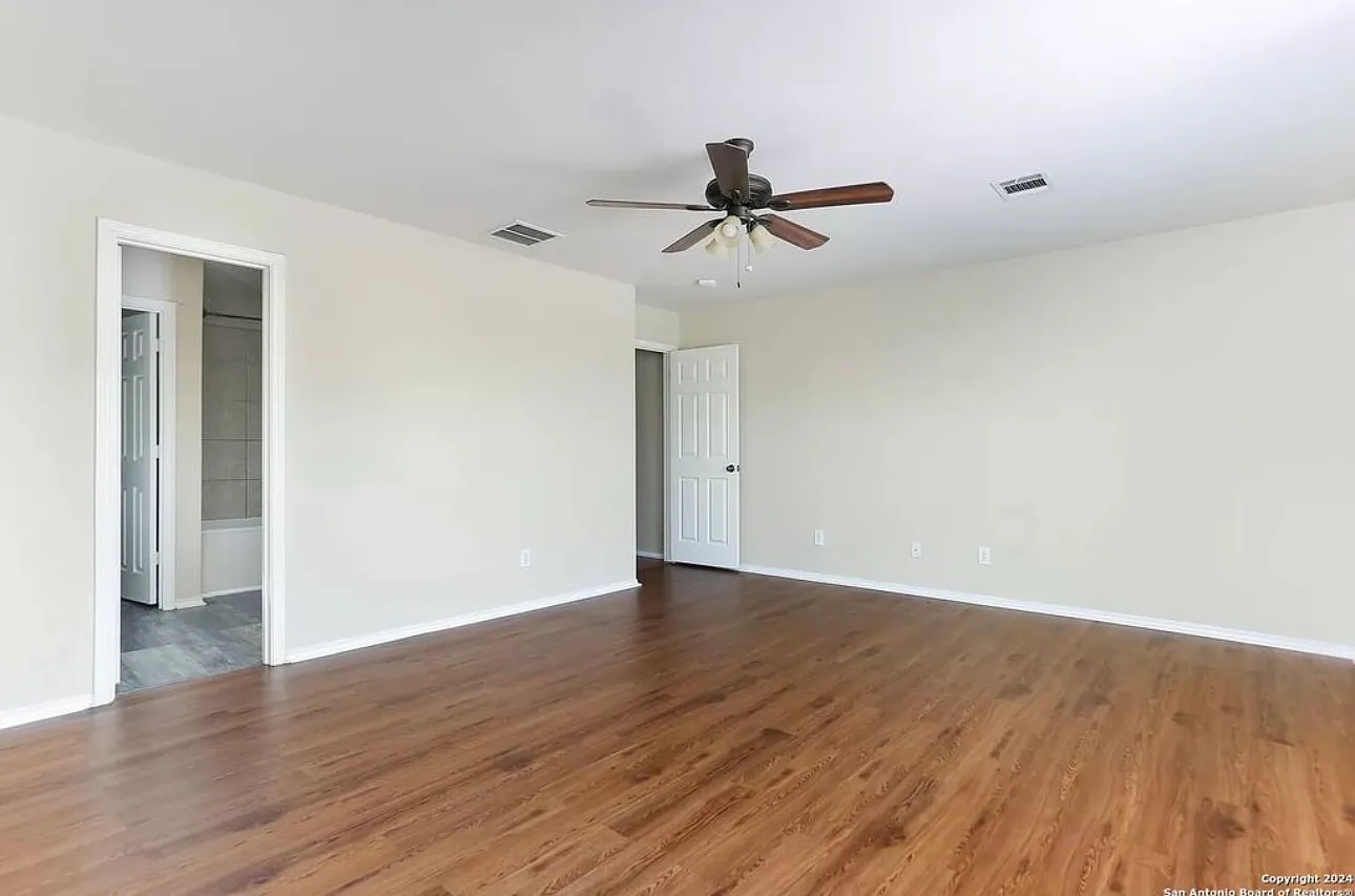 4 bed, 1883 sqft, $1,799 — Photo 4