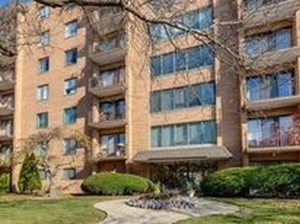 1747 W Crystal Ln Unit 605, Mount Prospect, IL 60056