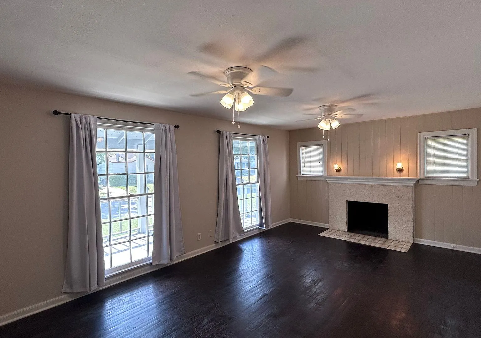 FOUR bedroom in Prime Location! — Photo 3