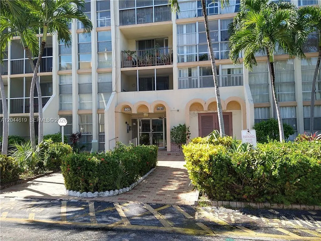 Desoto Park Condo — Photo 3