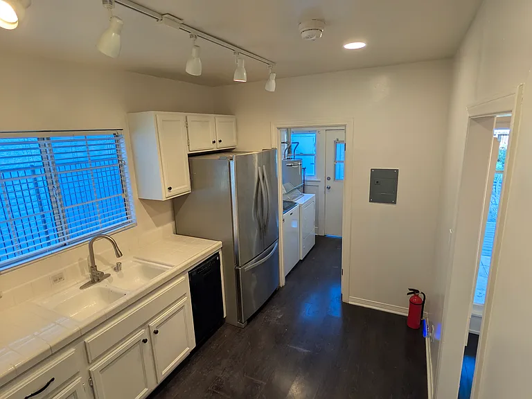 849 N West Knoll Dr — Photo 29