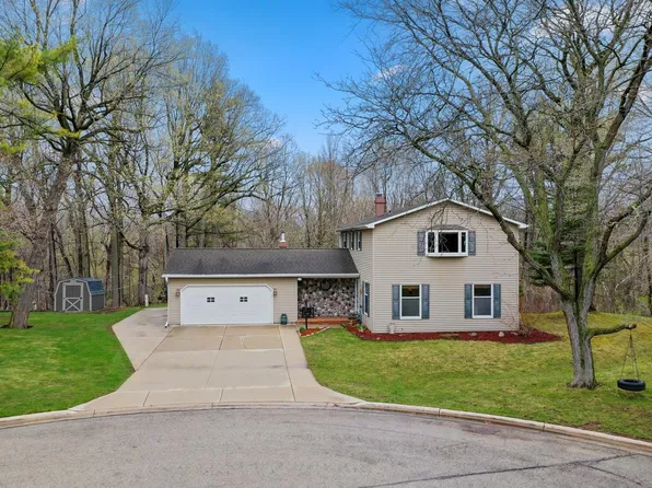 2555 Little Creek Ln, Green Bay, WI 54311