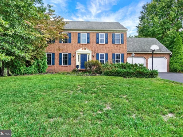 25 Martingale Dr, York, PA 17404