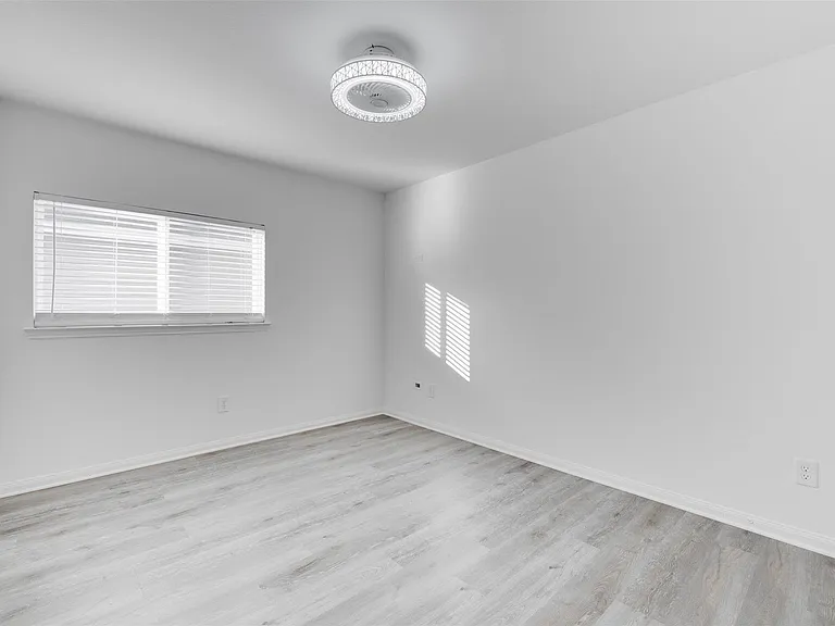 2410 Lakecrest Town Dr — Photo 18