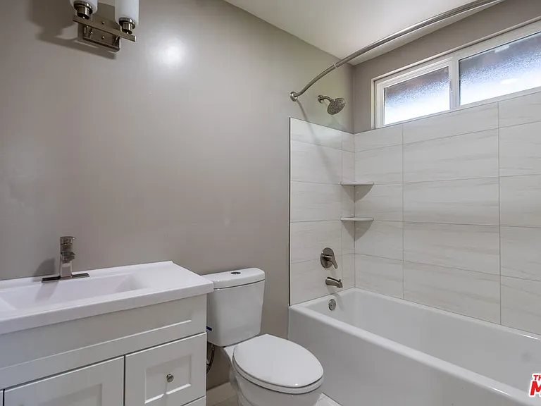 20454 Strathern St — Photo 26