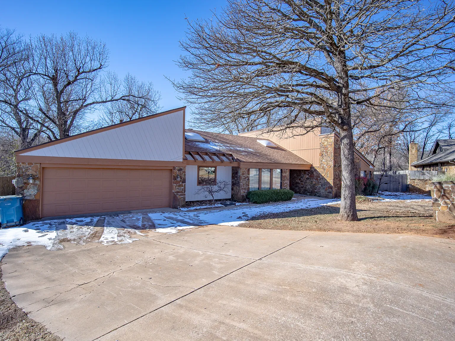 3 bed, 2.5 bath, 2160 sqft, $2,395 — Photo 2