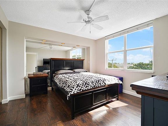 4th image of 1050 SE 15th St APT 400