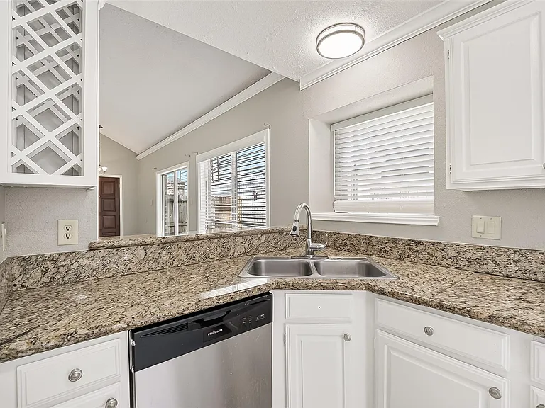 12403 Meadow Ridge Dr — Photo 16