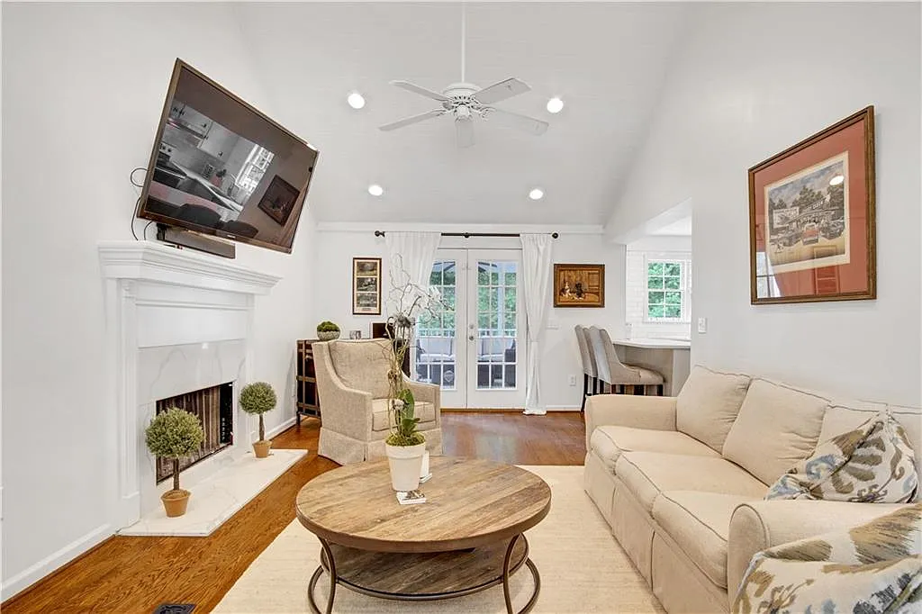 3 bed, 2128 sqft, $4,500 — Photo 4