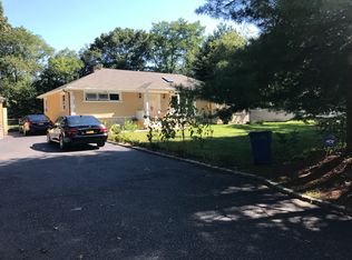 12 Pidgeon Hill Rd, Huntington Station, NY 11746
