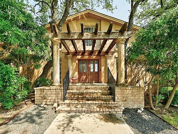 2nd image of 402 Oakridge Dr
