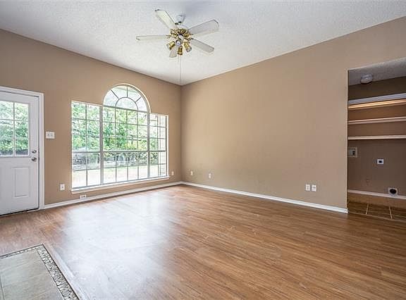 5th image of 1112 Hyde Park Dr