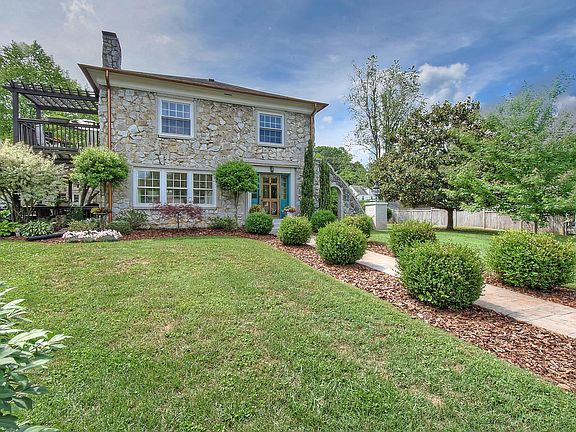 2nd image of 126 Park Ct