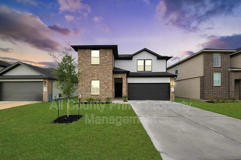 4 bed, 3.0 bath, 2257 sqft, $2,399 — Photo 2