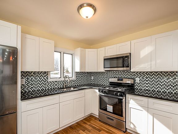 3rd image of 134 Dongan Hills Ave