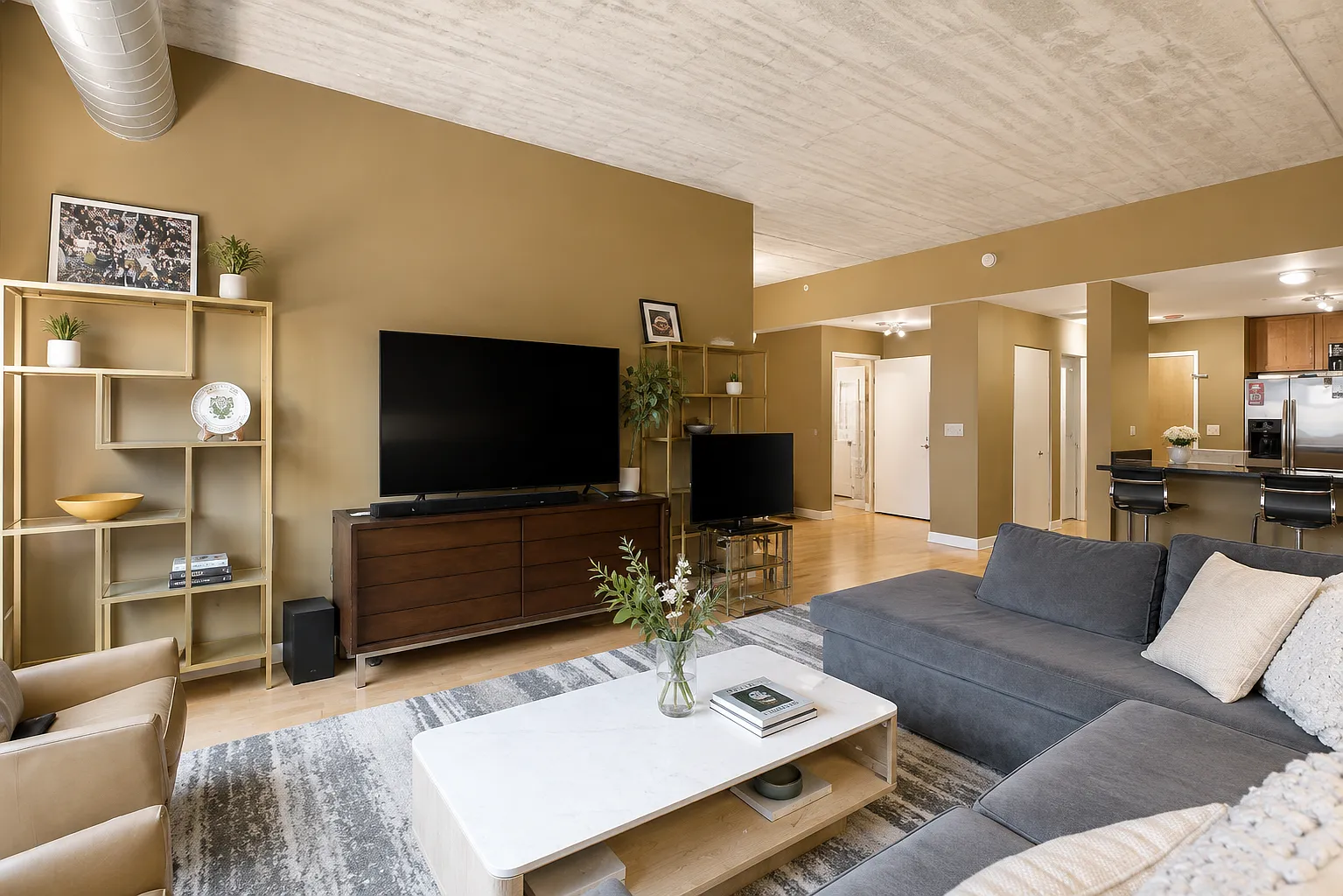 2 bed, 2.0 bath, 1400 sqft, $4,100 — Photo 2