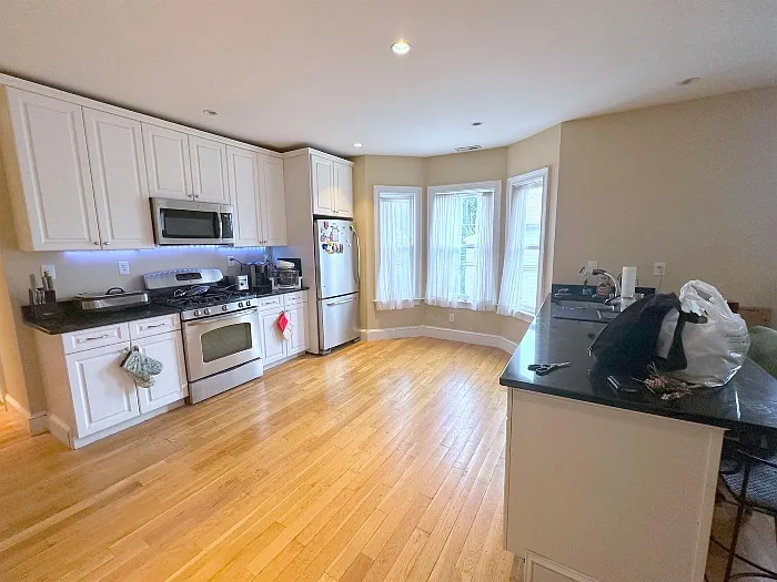Building Photo - 52 Greenleaf Ave #3