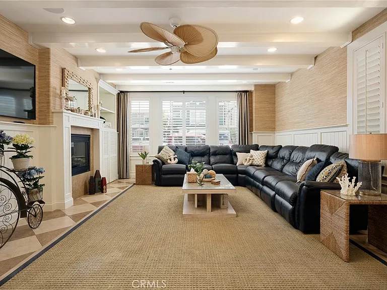 208 E Balboa Blvd — Photo 6