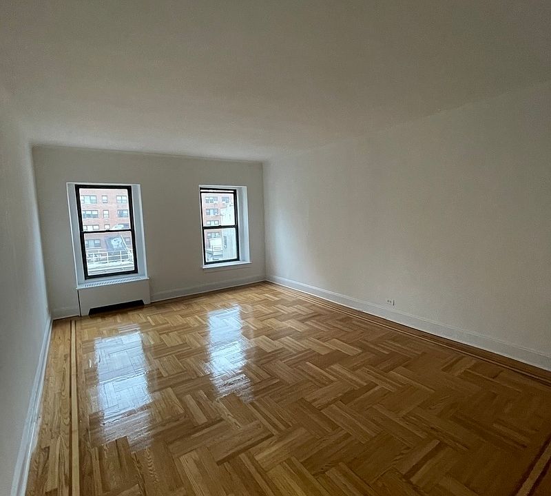 2nd image of 200 E 26th St #5HH