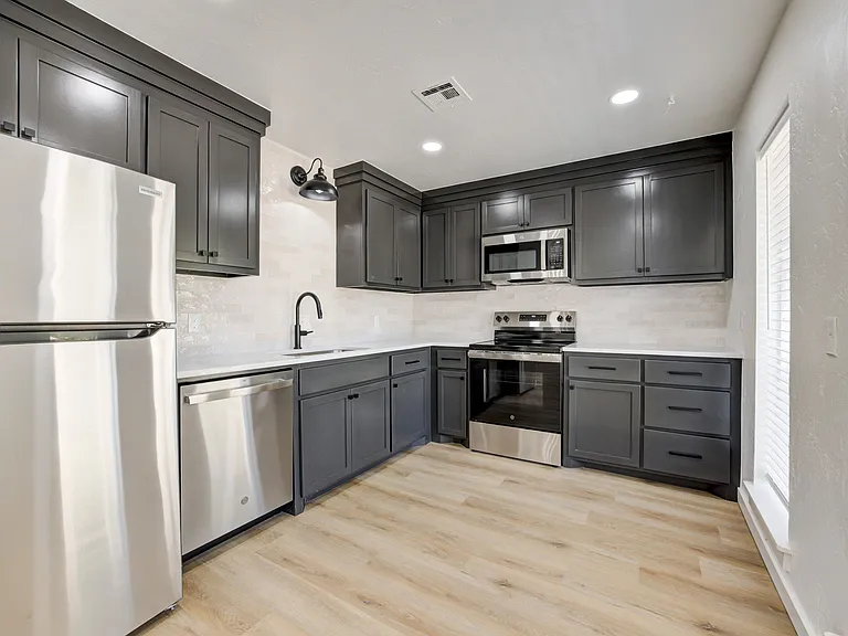 2212 Donna Dr — Photo 37