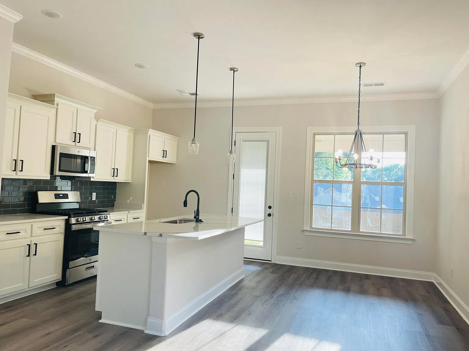4 bed, 2.5 bath, 2390 sqft, $2,495 — Photo 3