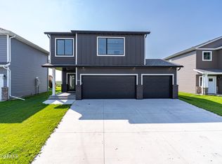 935 David Dr, Grand Forks, ND 58201