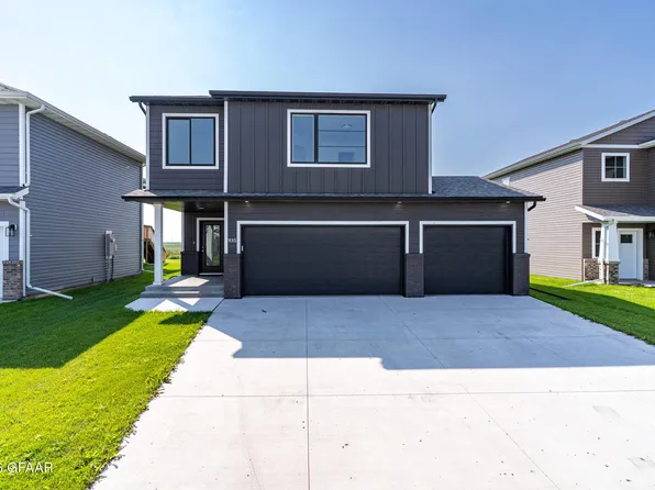 935 David Dr, Grand Forks, ND 58201