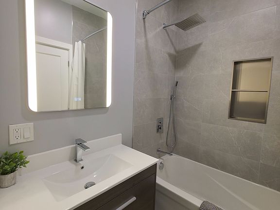 3rd image of 82 Albert St N #1