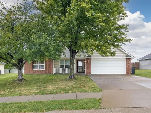 3405 Stardust Dr, Saint Joseph, MO 64503